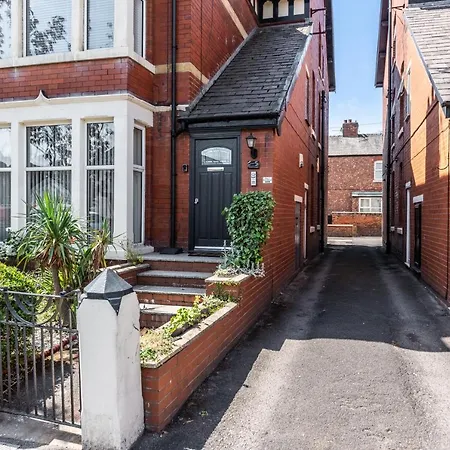 Apartment St David's - Stylish 2 Bed Apartment, Free Parking, Close To *