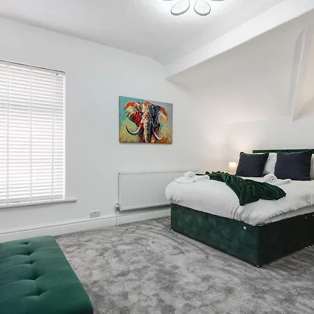 St David's - Stylish 2 Bed Apartment, Free Parking, Close To Apartment