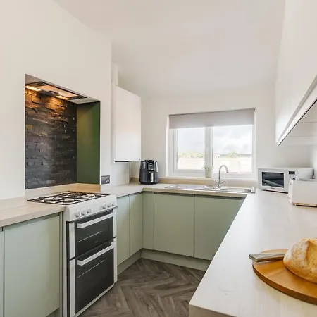 St David's - Stylish 2 Bed Apartment, Free Parking, Close To * Lytham St Annes