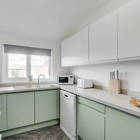 St David's - Stylish 2 Bed Apartment, Free Parking, Close To