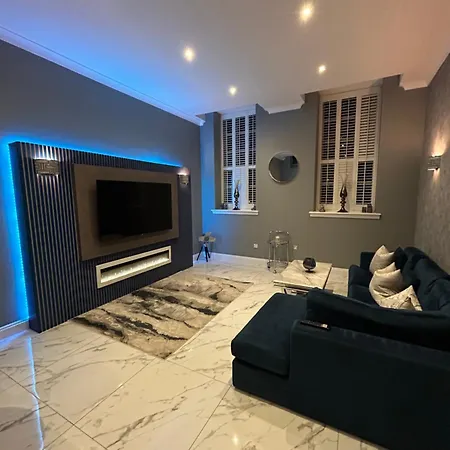 Luxury Apartment *