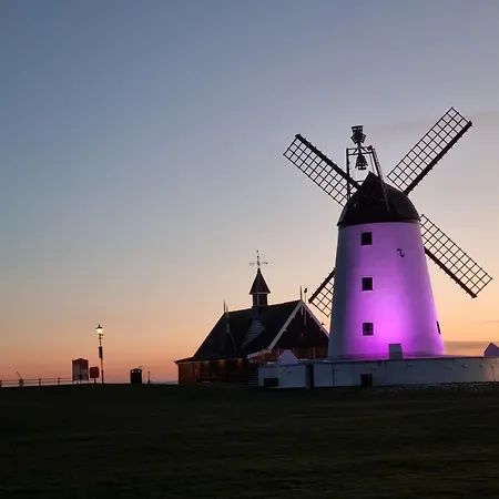 Windmill House Lytham Homestay *