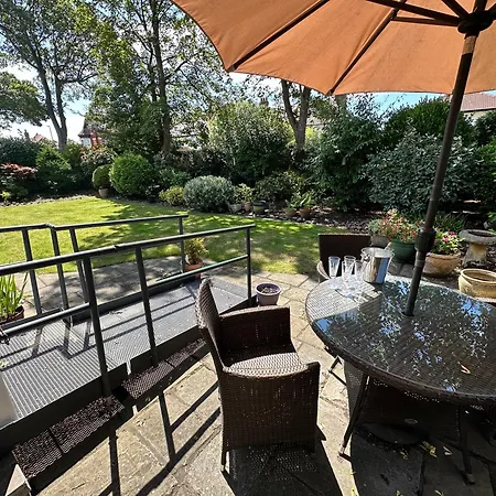 Holiday home 'sounion' - Fabulous, Spacious Modern House With Large Private Garden In Leafy Lytham *