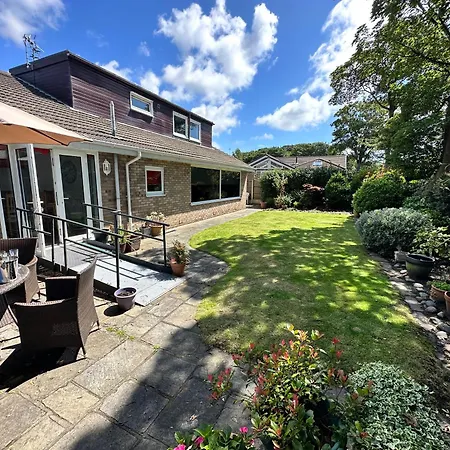 'sounion' - Fabulous, Spacious Modern House With Large Private Garden In Leafy Lytham Holiday home *