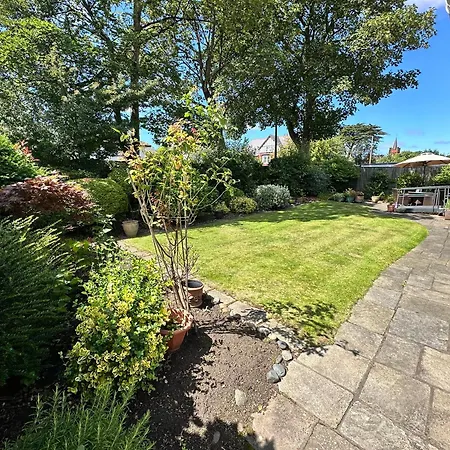 Holiday home 'sounion' - Fabulous, Spacious Modern House With Large Private Garden In Leafy Lytham