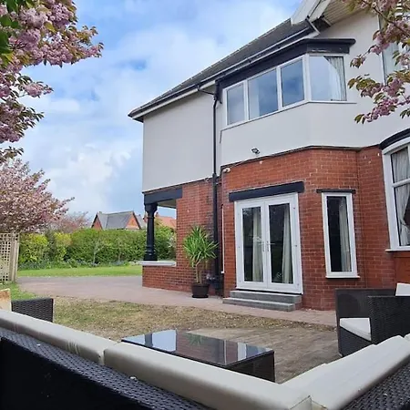 Holiday home Winstanley House *