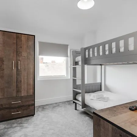 St David's - Stylish 2 Bed Apartment, Free Parking, Close To Apartment Lytham St Annes