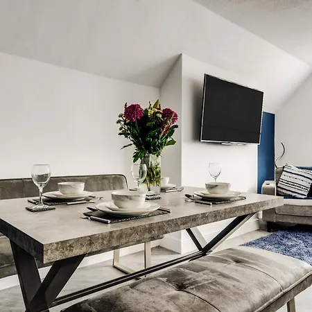 St David's - Stylish 2 Bed Apartment, Free Parking, Close To Lytham St Annes