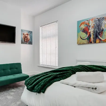 Apartment St David's - Stylish 2 Bed Apartment, Free Parking, Close To *