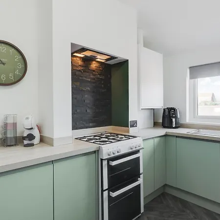 St David's - Stylish 2 Bed Apartment, Free Parking, Close To