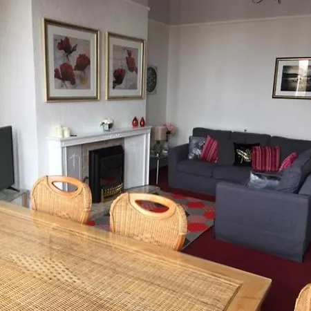 Woodlands Apartment *