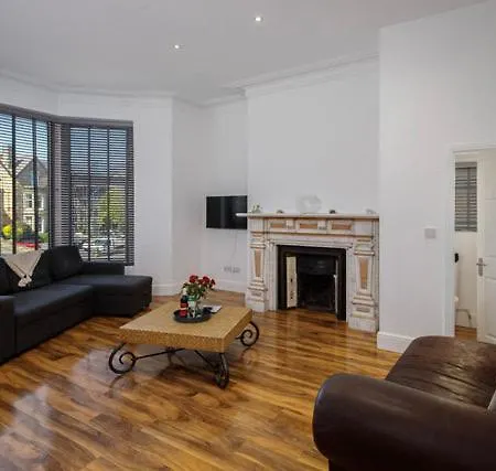 No3 Garlands Apartment