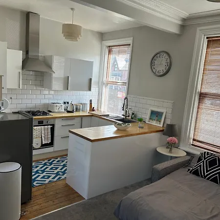 Apartment 1 Bedroom Spacious *