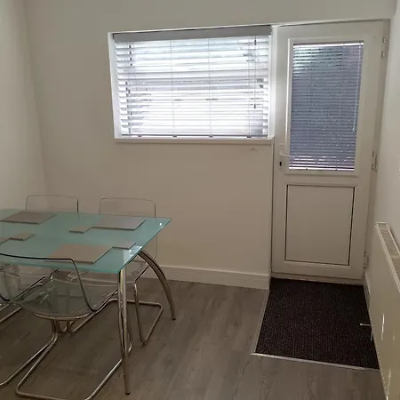 St Annes Garden Flat Award Winning Hosts Apartment *