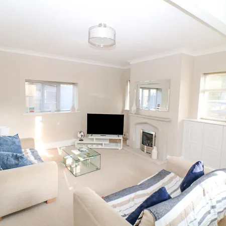 6d Clifton Drive *