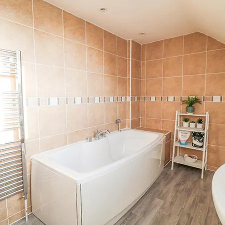 6d Clifton Drive Holiday home *