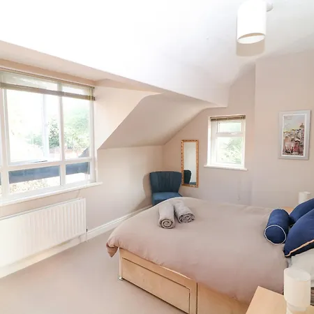 6d Clifton Drive Holiday home *