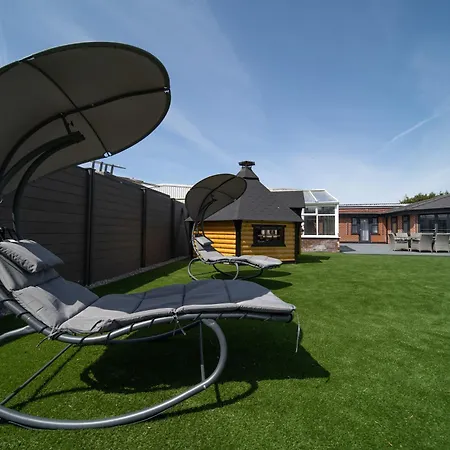 20 Guest Luxury - Private Pool, Hot Tub & Gym * Lytham St Annes