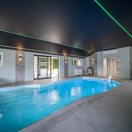 20 Guest Luxury - Private Pool, Hot Tub & Gym Guest house
