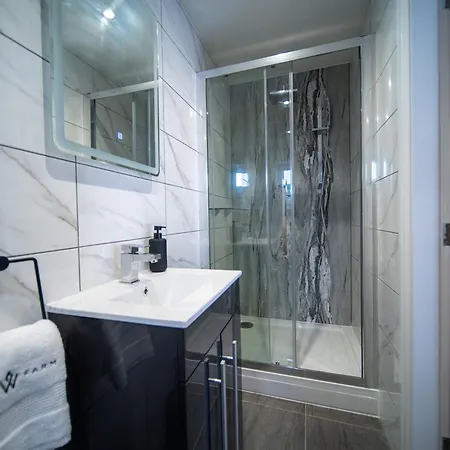 Guest house 20 Guest Luxury - Private Pool, Hot Tub & Gym Lytham St Annes