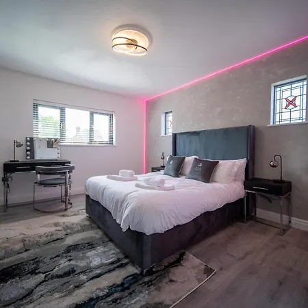 20 Guest Luxury - Private Pool, Hot Tub & Gym * Lytham St Annes