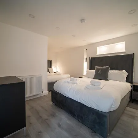 20 Guest Luxury - Private Pool, Hot Tub & Gym Guest house