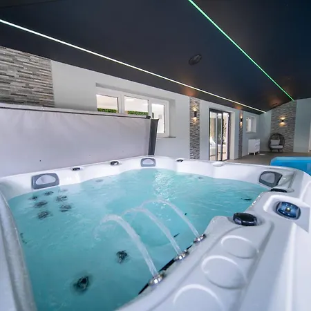 Guest house 20 Guest Luxury - Private Pool, Hot Tub & Gym