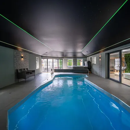 20 Guest Luxury - Private Pool, Hot Tub & Gym Guest house *