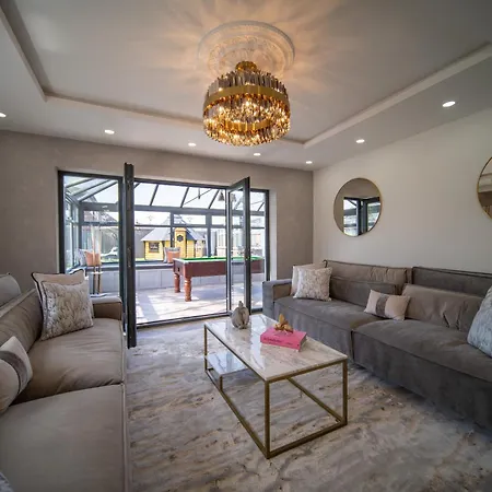 20 Guest Luxury - Private Pool, Hot Tub & Gym *