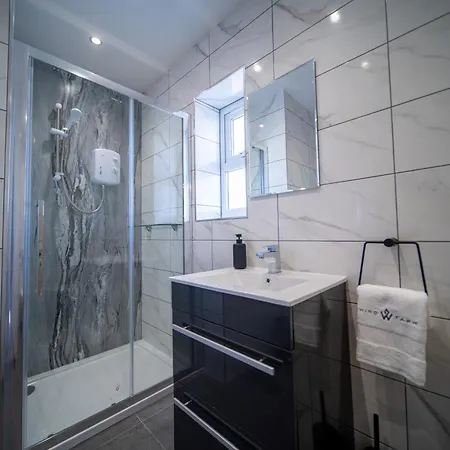 Guest house 20 Guest Luxury - Private Pool, Hot Tub & Gym *