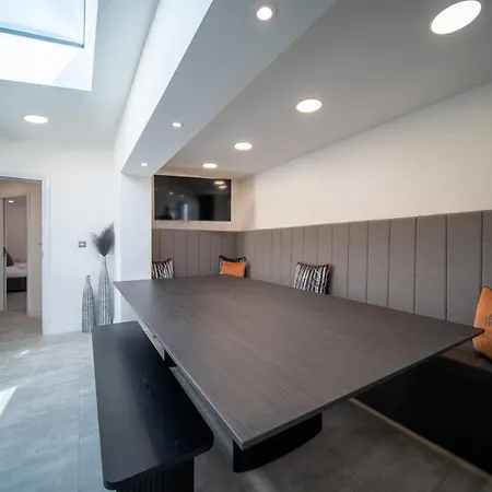 20 Guest Luxury - Private Pool, Hot Tub & Gym
