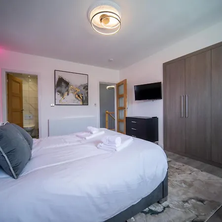 Guest house 20 Guest Luxury - Private Pool, Hot Tub & Gym Lytham St Annes