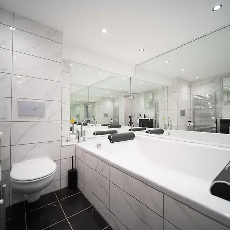 20 Guest Luxury - Private Pool, Hot Tub & Gym Guest house