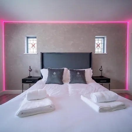 20 Guest Luxury - Private Pool, Hot Tub & Gym Guest house *