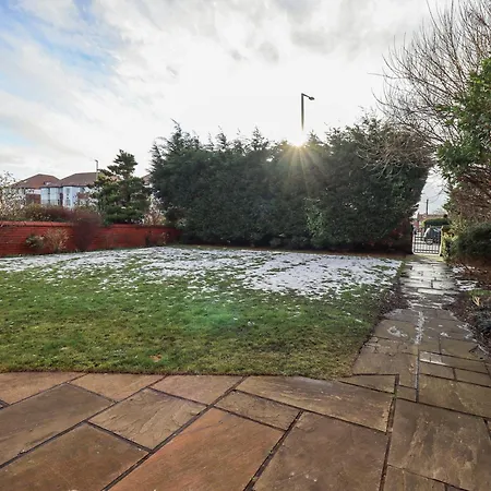 Clifton Drive Apartment *