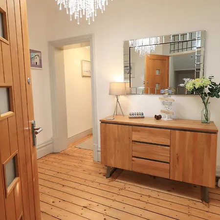 Clifton Drive Apartment *