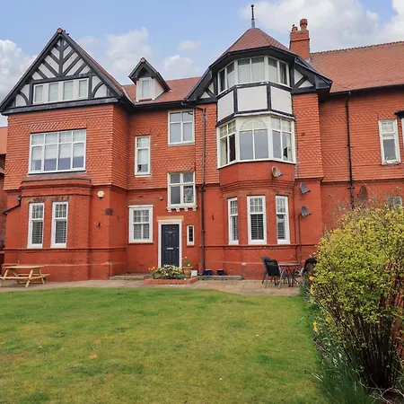 Clifton Drive Apartment *