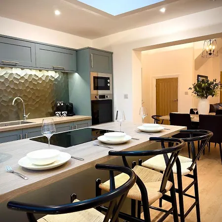 Tudor Hot Tub Family House *
