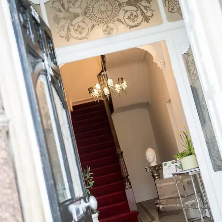 Howarth House Aparthotel 4*