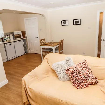 3 Rothbury Place Apartment *