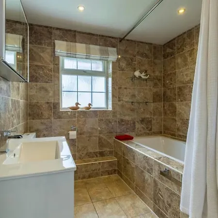 A Cheerful Three Bedroom House In Leafy Lytham Holiday home *