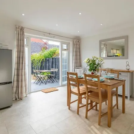 A Cheerful Three Bedroom House In Leafy Lytham