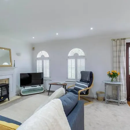 A Cheerful Three Bedroom House In Leafy Lytham *