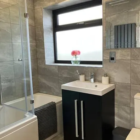 Newly Renovated, Modern - Quiet Location Holiday home