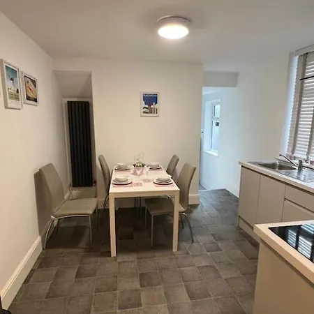 Apartment New Flat In - Sleeps 4 *