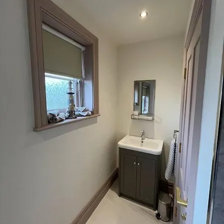 Cosy Hideaway In Leafy Lytham *