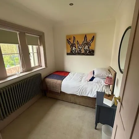 Cosy Hideaway In Leafy Lytham Holiday home *