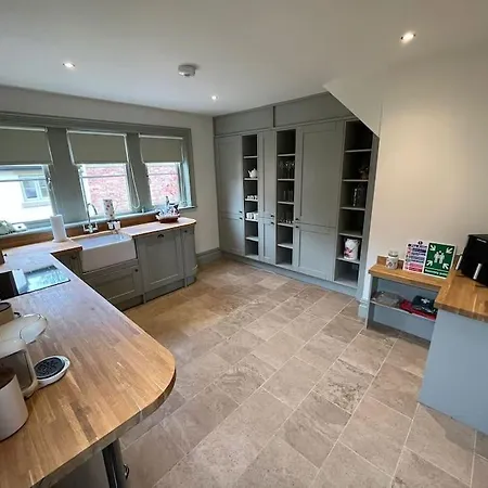 Cosy Hideaway In Leafy Lytham Holiday home *