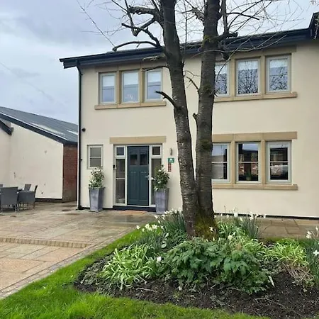 Cosy Hideaway In Leafy Lytham Holiday home Lytham St Annes